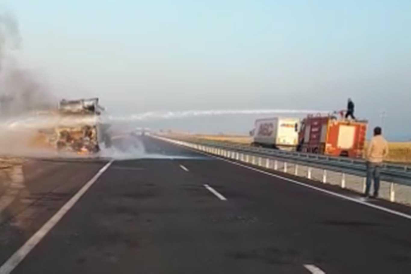 Seyir halinde alev alan tanker küle döndü
